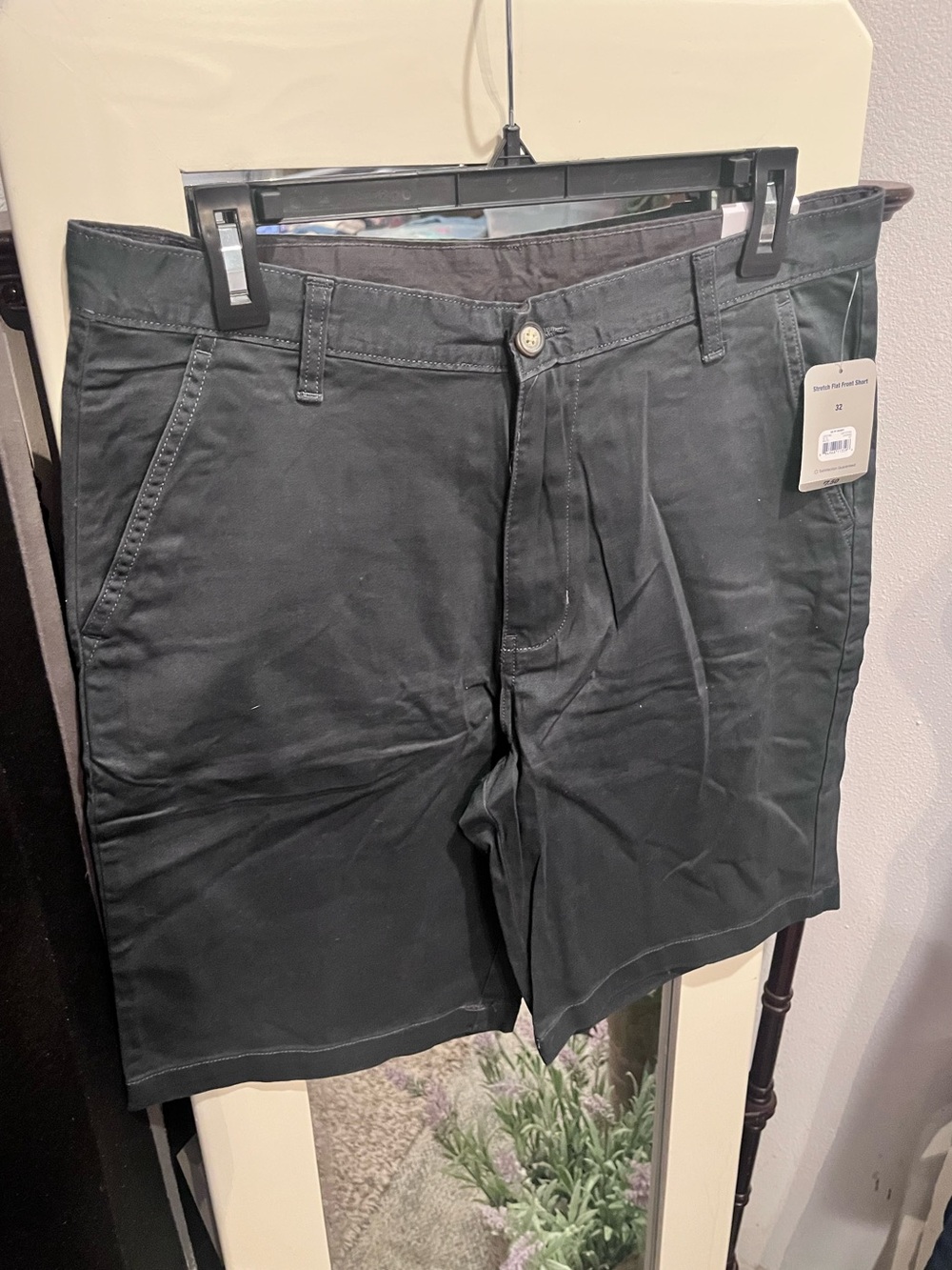 Men’s Flat Front Shorts Size 32